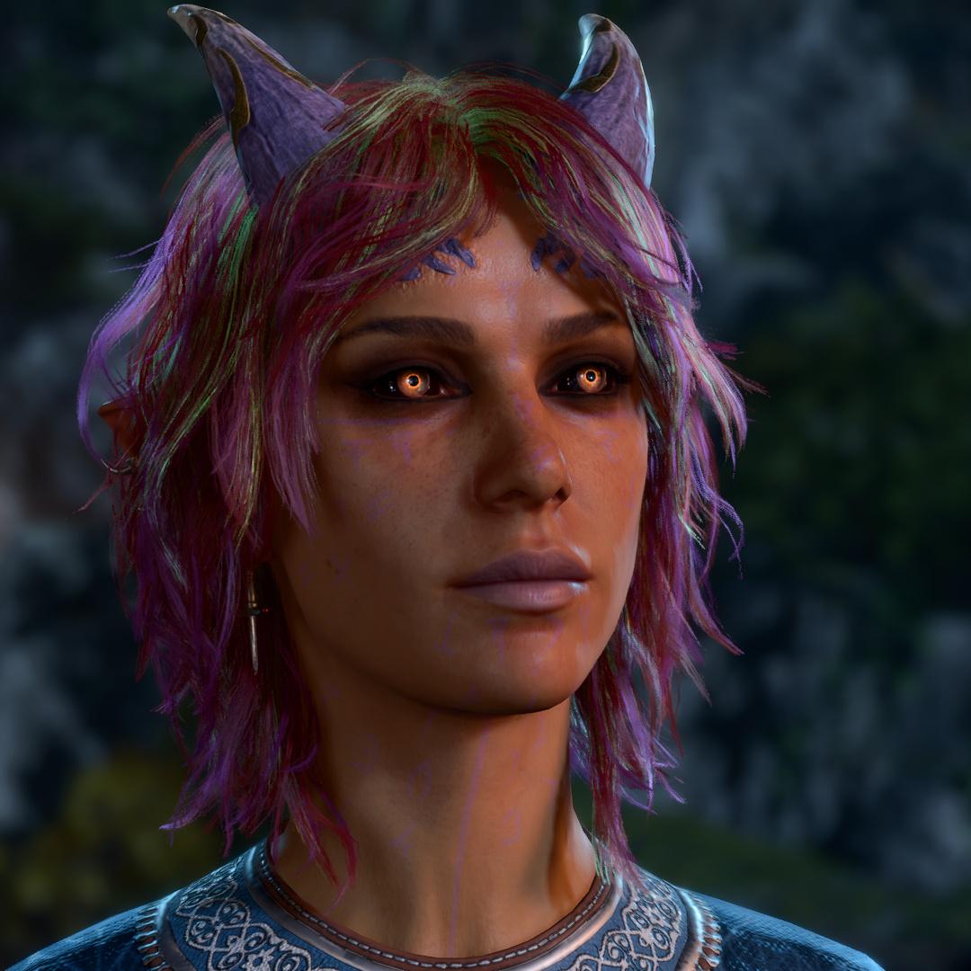 Portrait de Mel. C'est une tieffeline, une race humanoïde dont les ancêtres ont été transformés par des diables et dont la descendance en arbore les stigmates. Elle est une jeune femme à la peau mate, aux cheveux rouges méchés de vert et de pourpre, et aux lèvres légèrement violettes. Le fond de ses yeux est noir, ses iris sont oranges et légèrement luminescents. Elle a deux courtes cornes pointues sur le sommet de sa tête.