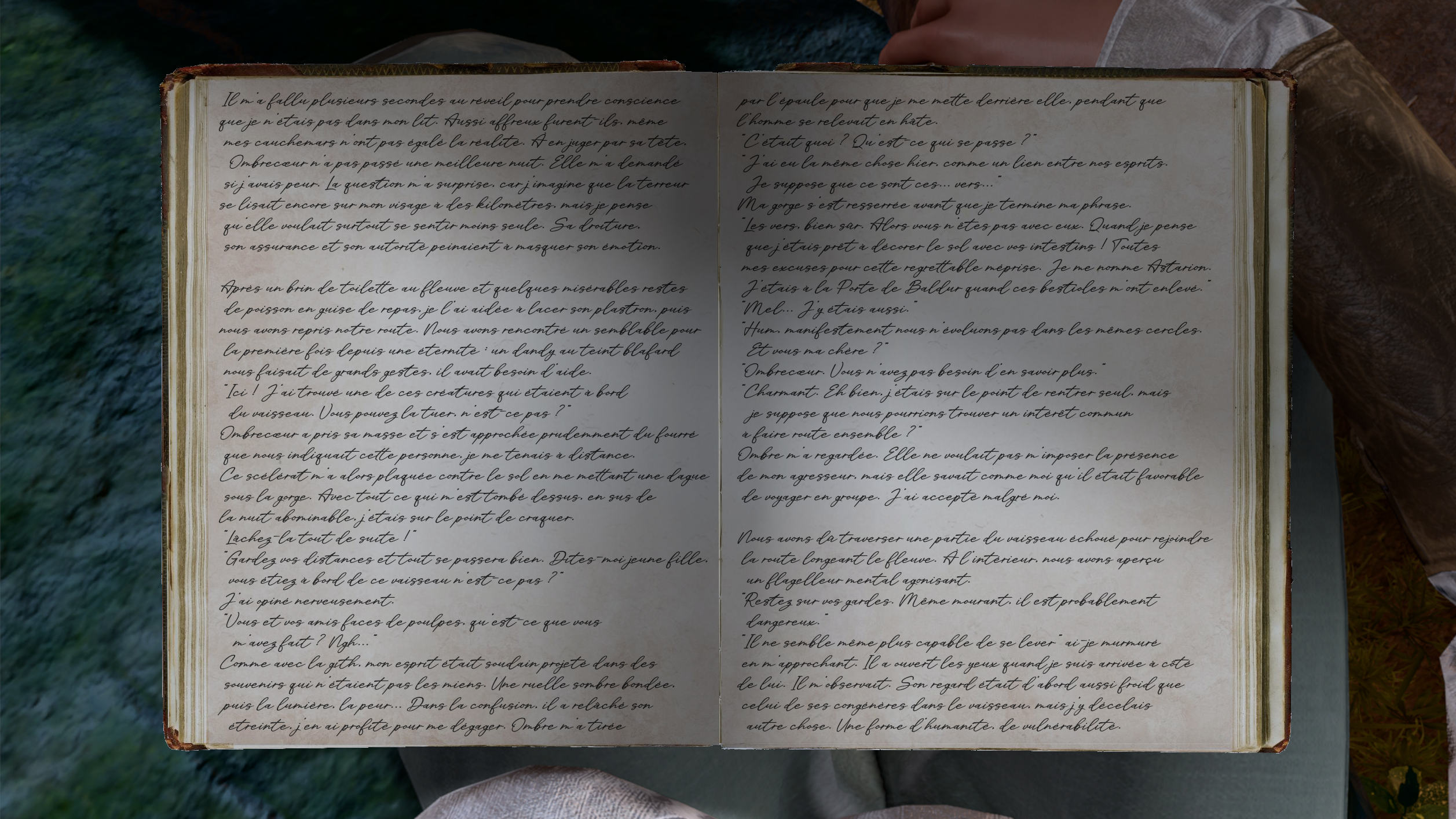Première image du journal de Mel en écriture cursive. Le journal est posé sur ses genoux, les pages sont éclairées par une lumière froide et diffuse.