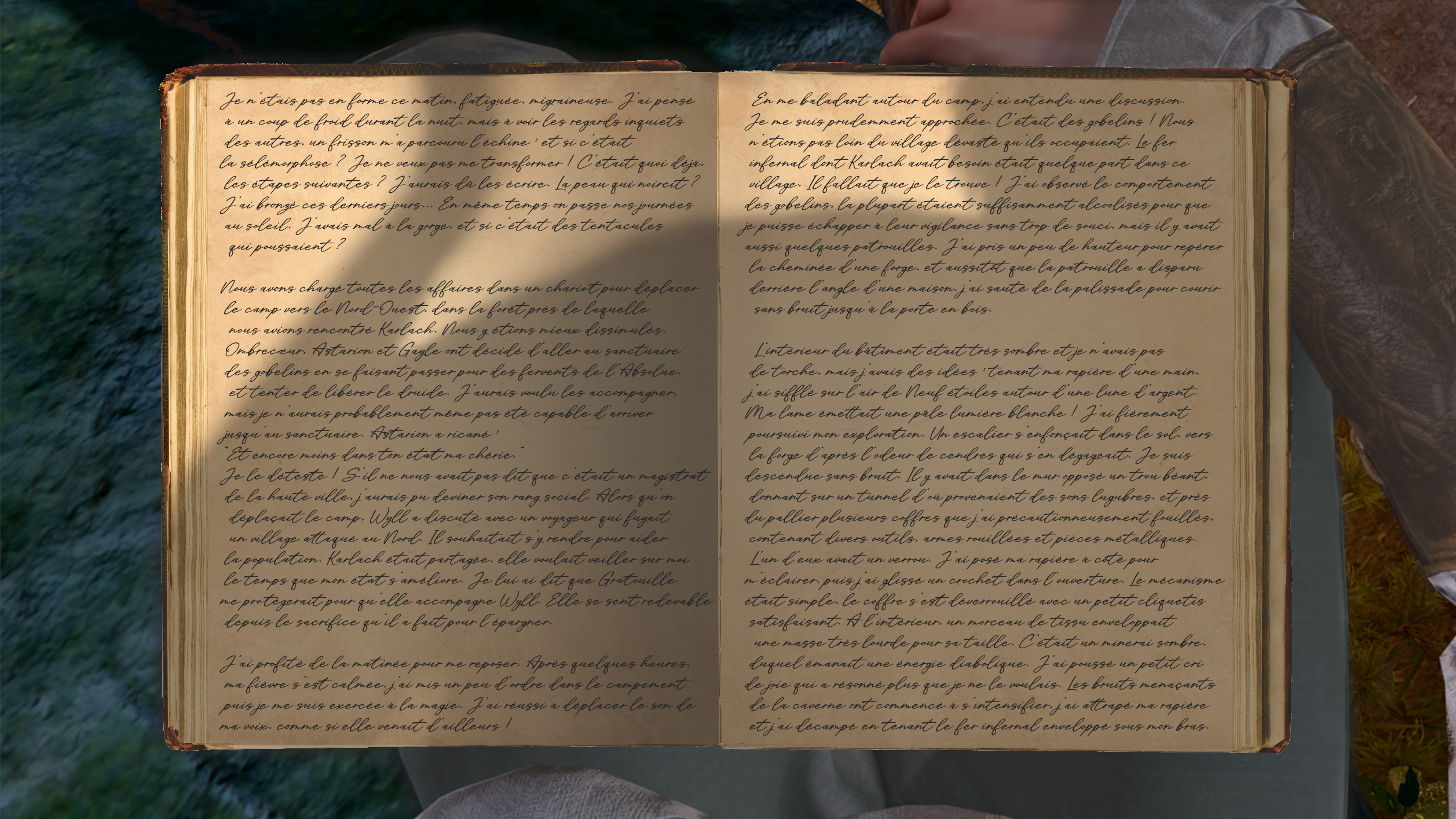 Journal de Mel, première de deux pages. Elle écrit sur ses genoux, tenant le journal avec sa main droite. Sur les pages est projetée l'ombre de son épaule, de sa nuque, et de sa queue de tieffeline.