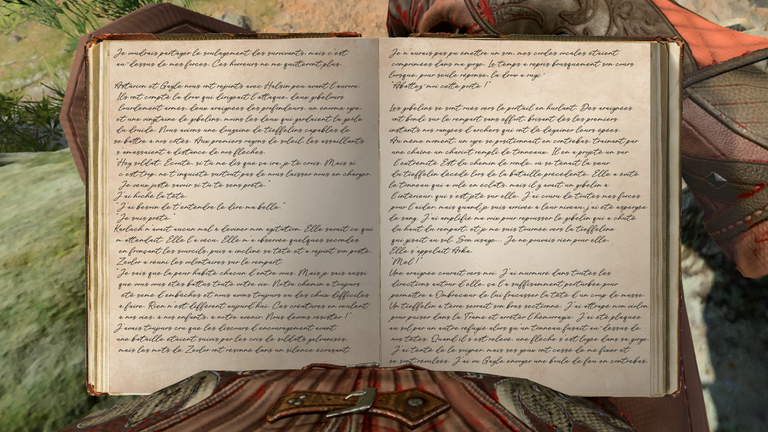 Première page sur deux. Le cahier est éclairé par la lumière du jour, posé sur les genoux de Mel qui est assise sur un rocher. Elle soutient la couverture droite avec son poignet.