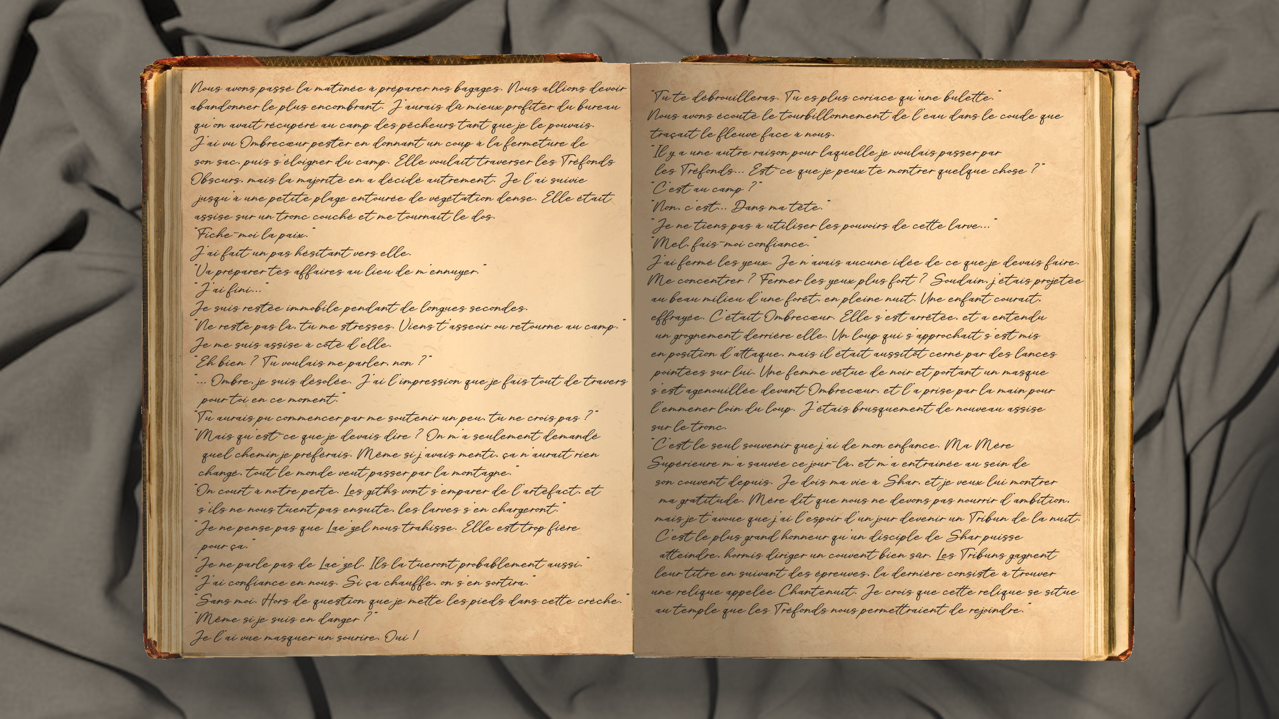 Première page, sur deux. Le journal est éclairé par une lumière chaude et proche, l'ombre d'un bras est partiellement visible dans le coin inférieur gauche de l'image.