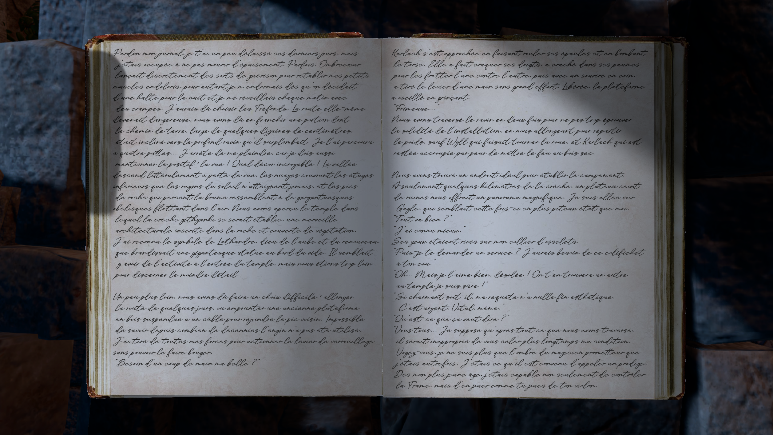 Première page sur quatre. Le cahier est posé sur des briques irrégulières, calé entre deux briques saillantes. Il est éclairé par une lumière pâle et froide qui projette une grande ombre longiligne sur le coin supérieur droit.