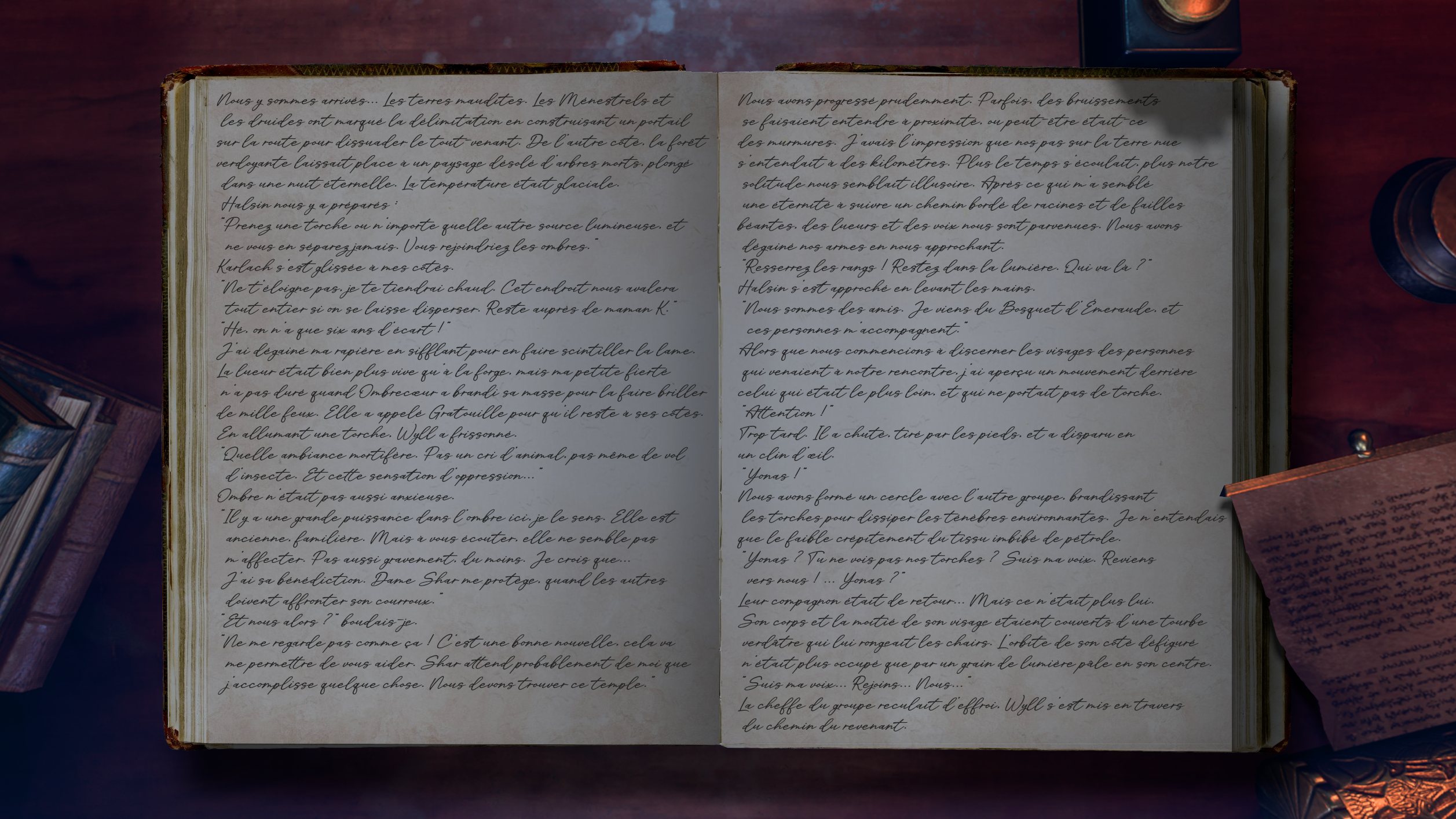 Première page sur quatre du journal d'aujourd'hui. Le cahier est posé sur un bureau en bois sombre, à côté d'une pile de livres et d'un encrier. Sur la droite du cahier repose le coin d'un parchemin illisible, légèrement déroulé de son tube métallique sculpté. Une lumière blafarde provenant du haut de l'image éclaire le tout.