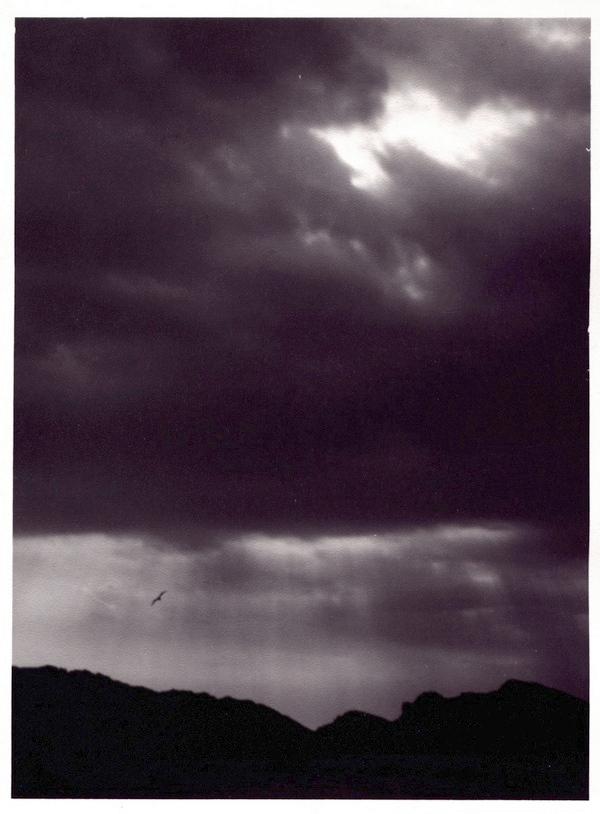 ciel de nuages sombres avec une trouée de lumière